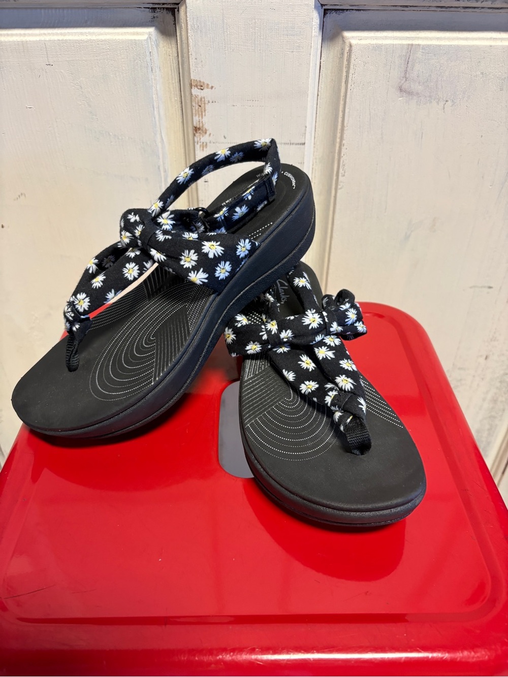 Clark’s Cloudsteppers sandals Size 7 daisy print